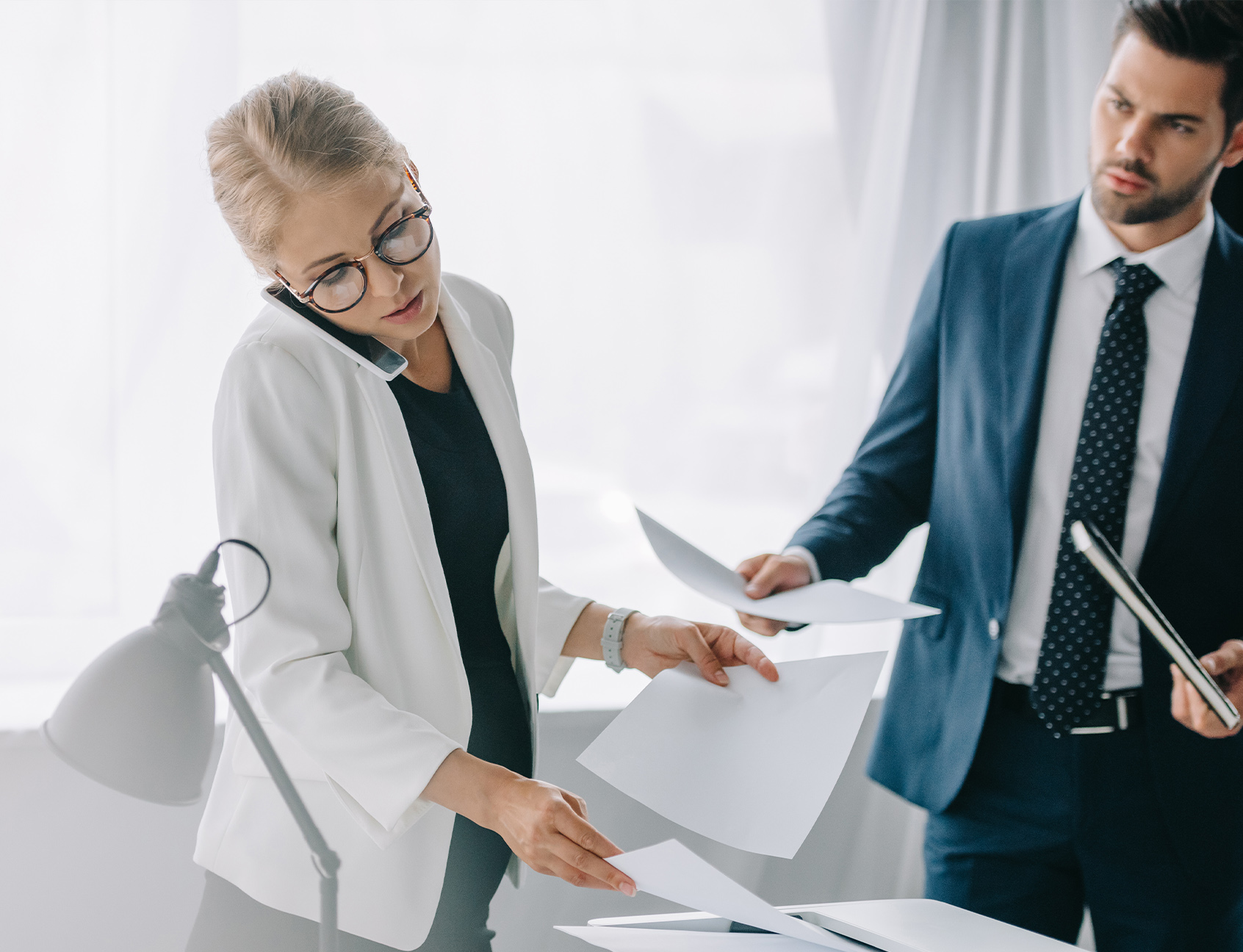 Femme avec une imprimante pro